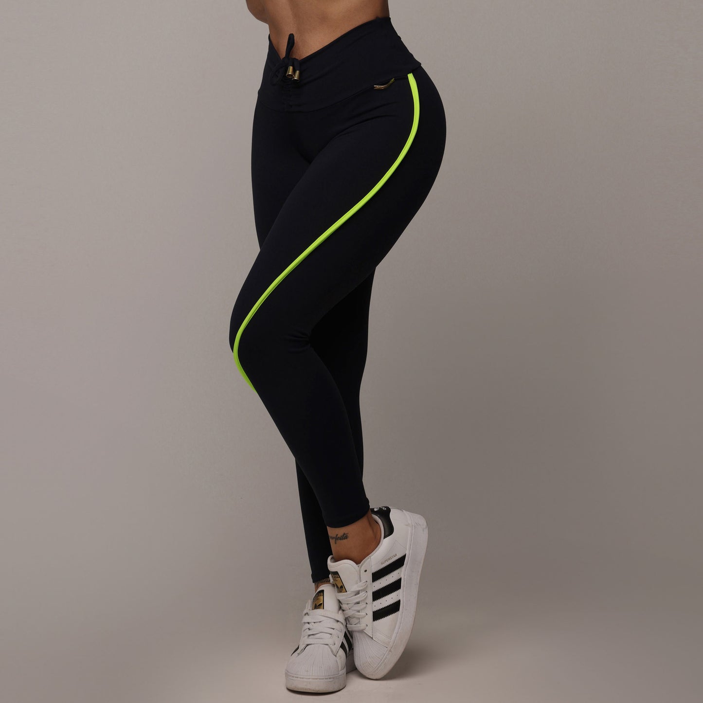 Legging de Compresión Brasileño Scrunch Negro y Verde Neón (5 Estrellas)
