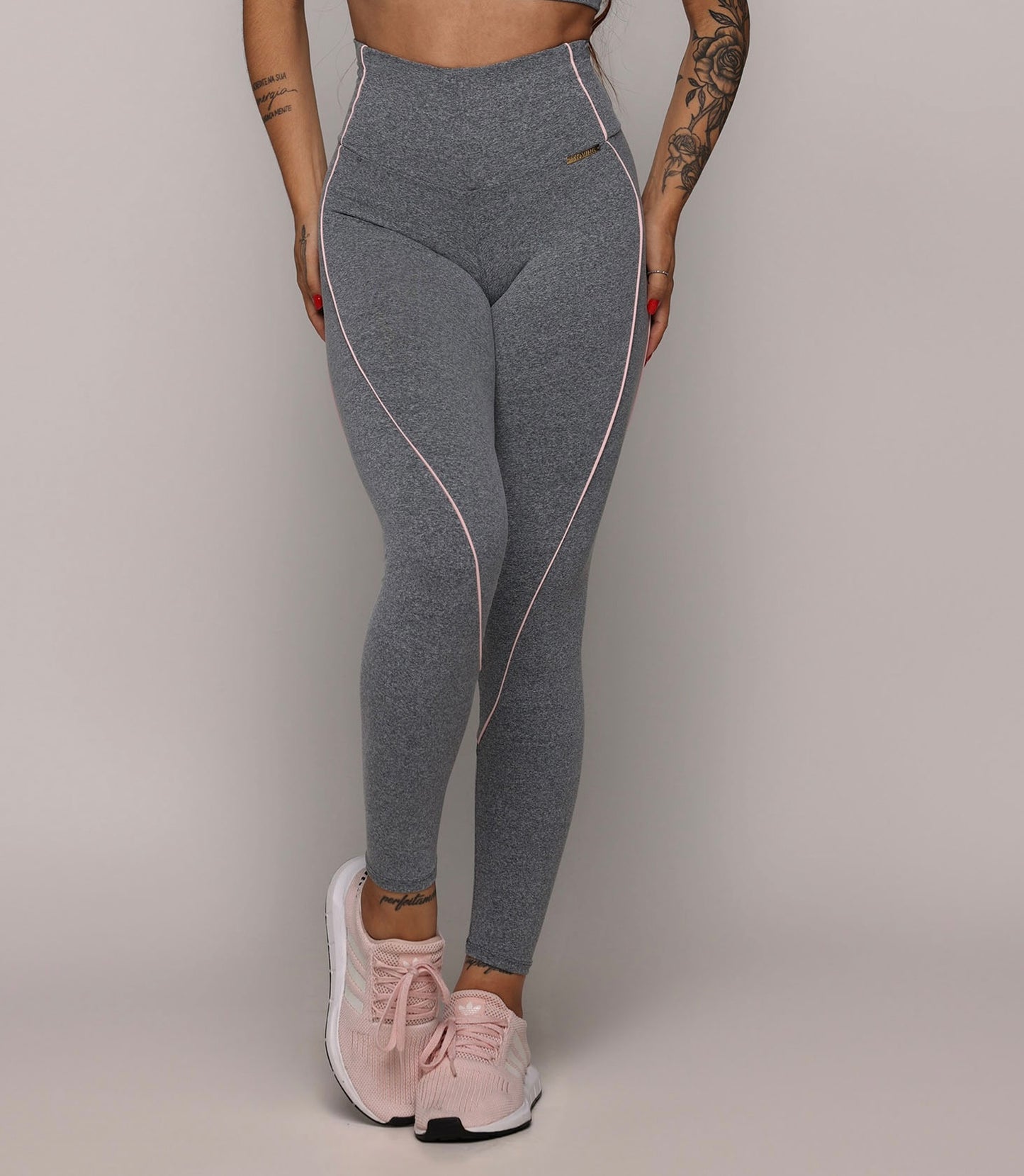 Legging de Compresión Gris & Rosa Brasileño Scrunch (5 Estrellas) & Crop Top