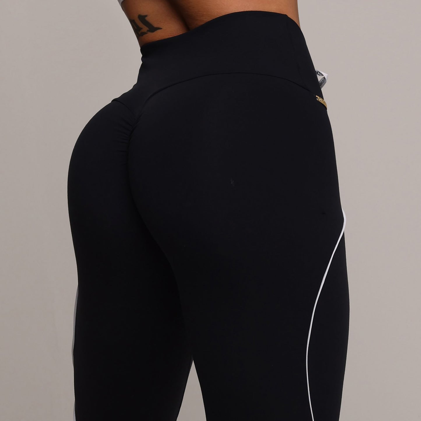 Black & White Legging de Compresión Brasileño Scrunch (5 Estrellas) & Crop Top