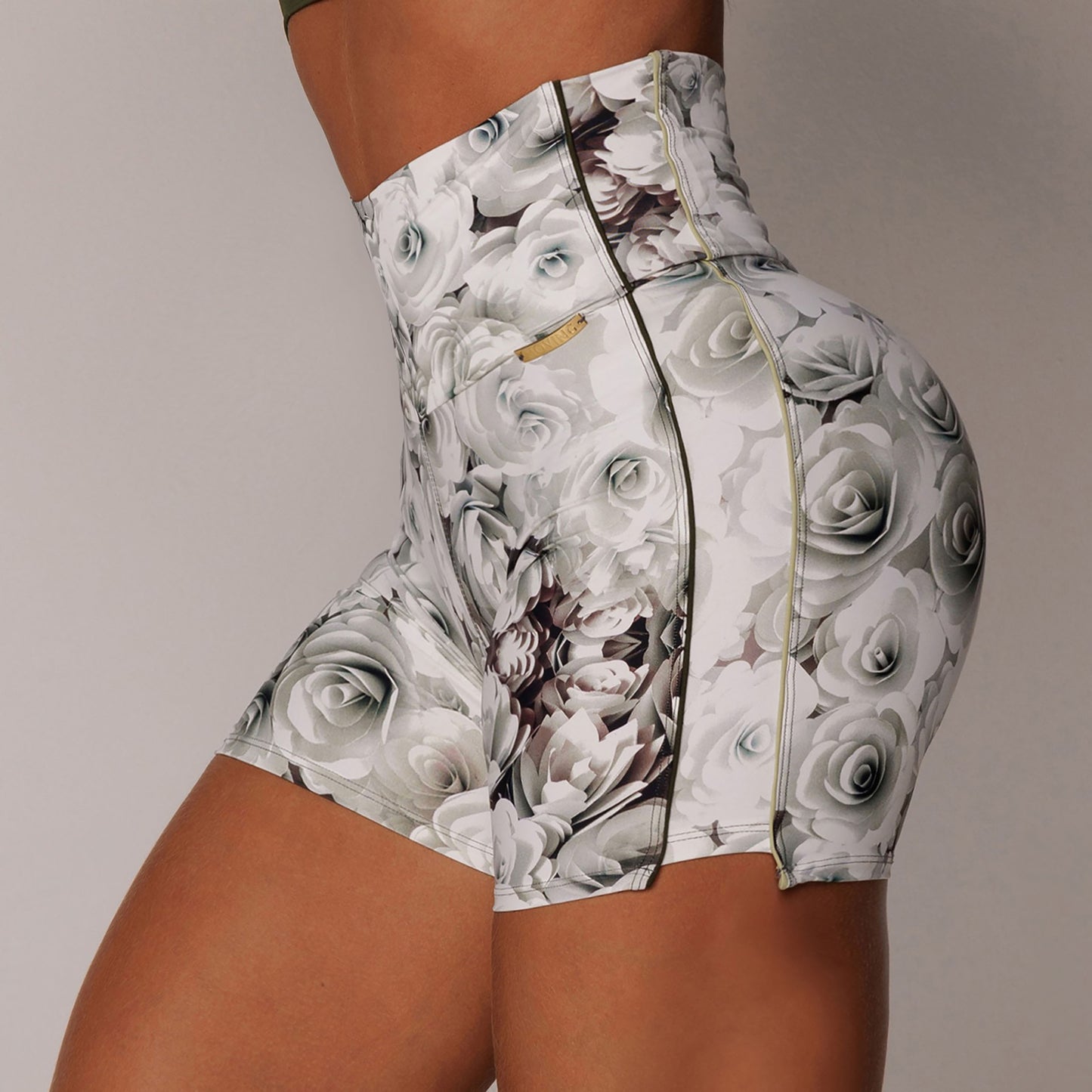 White Roses Short Brasileño Scrunch