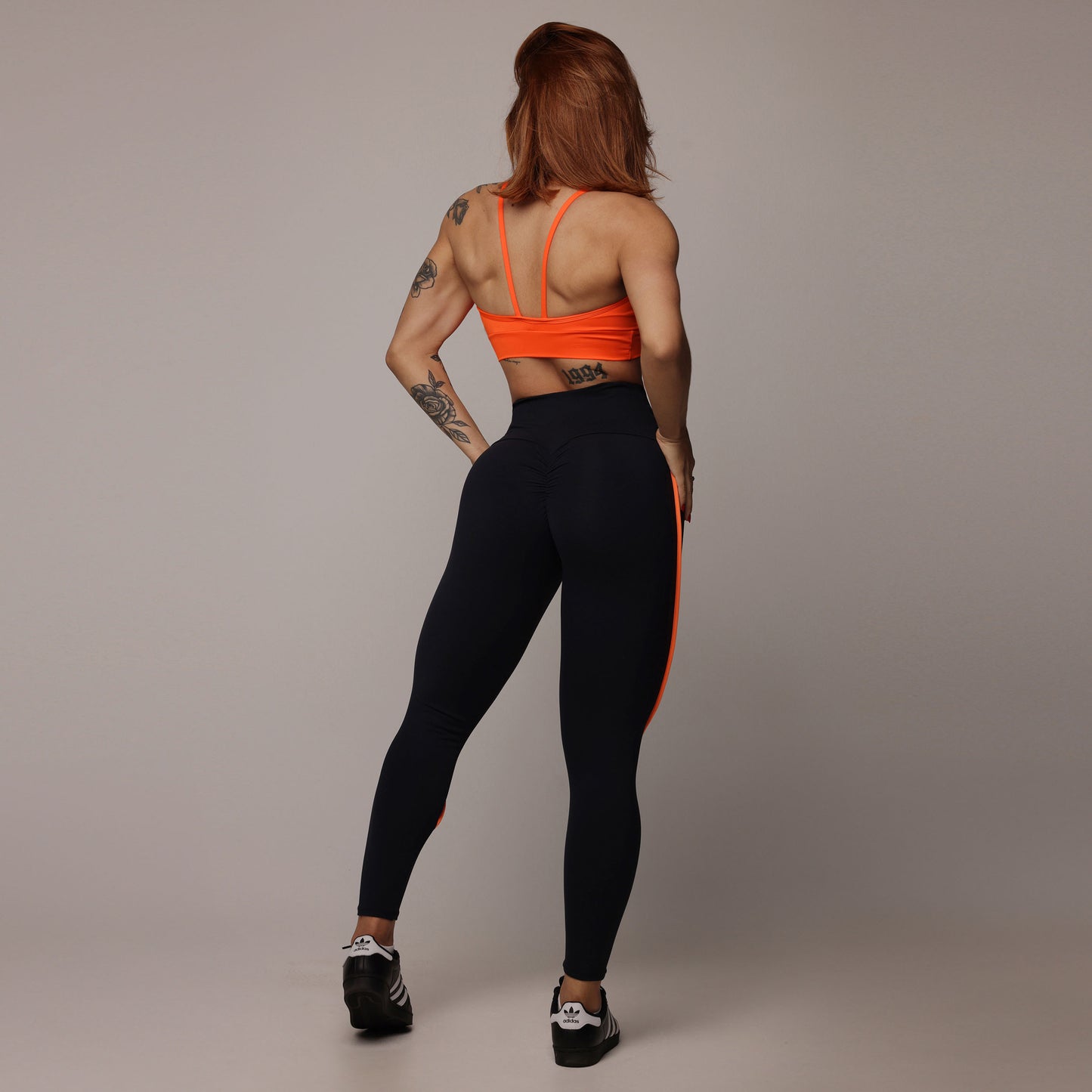 Legging de Compresión Negro & Orange Brasileño Scrunch (5 Estrellas) & Crop Top