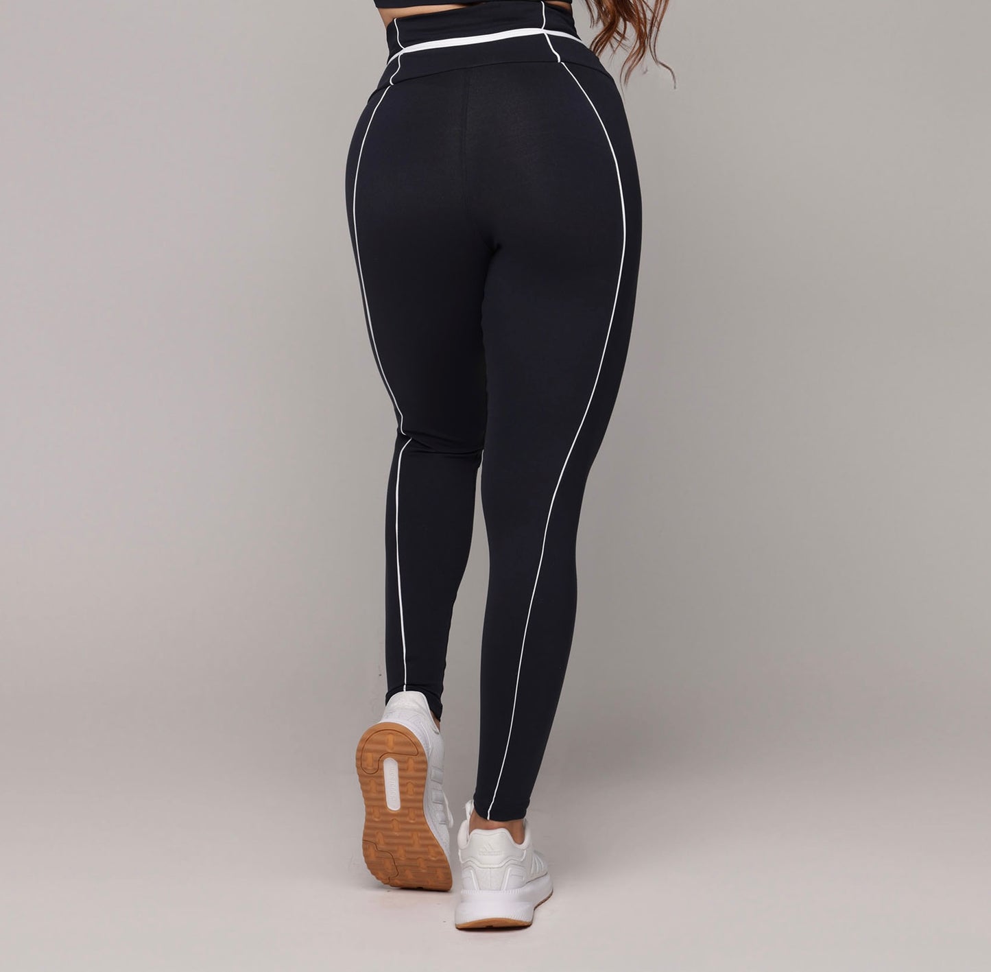 Legging de Compresión Negro & Blanco Brasileño Scrunch (5 Estrellas) & Crop Top Blanco