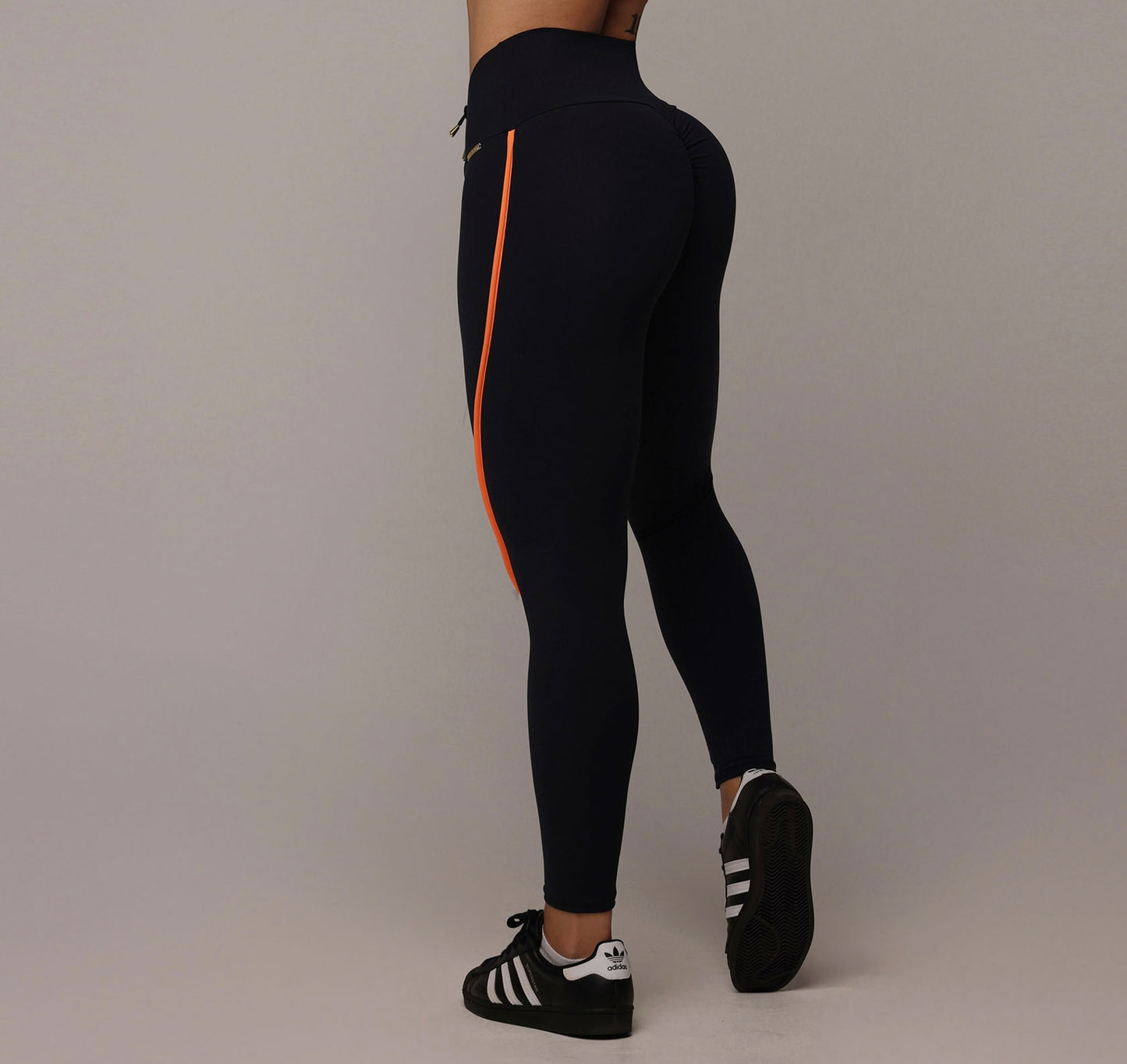 Legging de Compresión Negro & Orange Brasileño Scrunch (5 Estrellas) & Crop Top