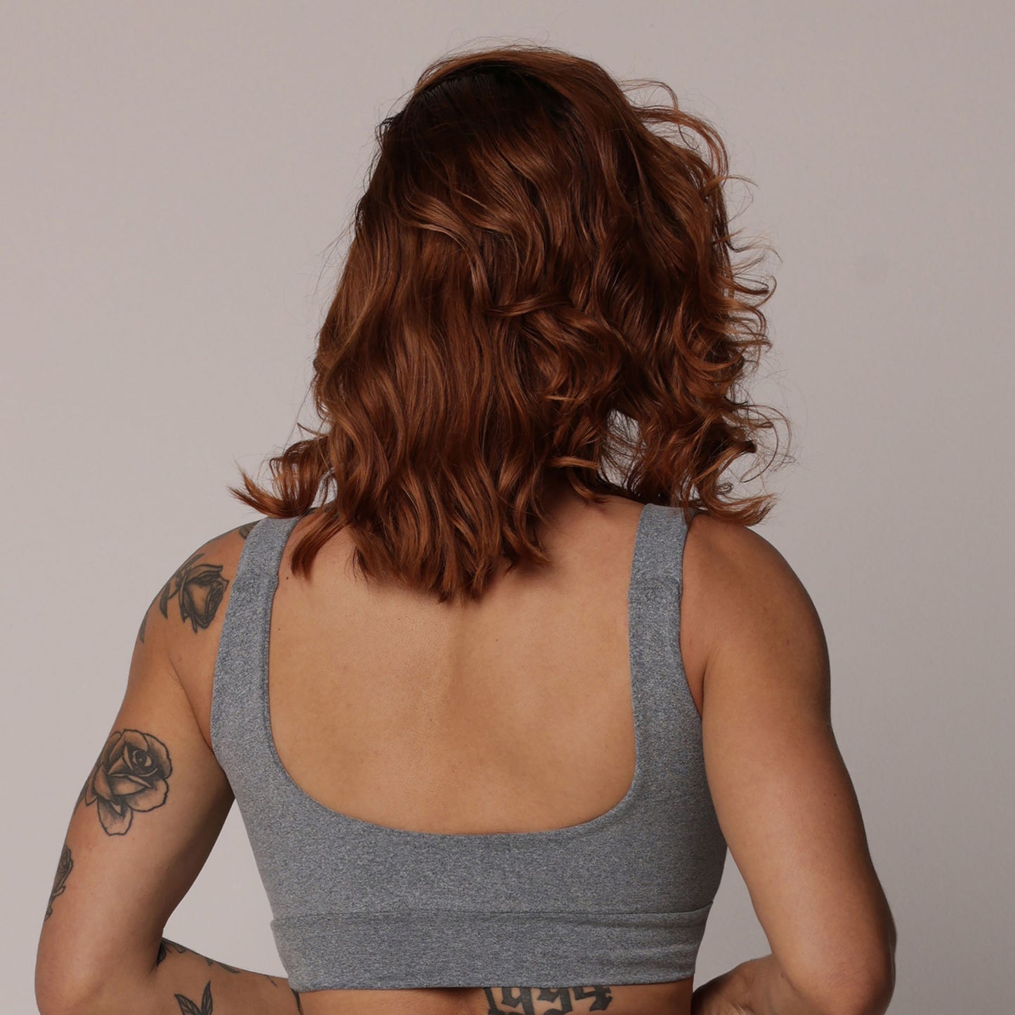 Legging de Compresión Gris & Rosa Brasileño Scrunch (5 Estrellas) & Crop Top