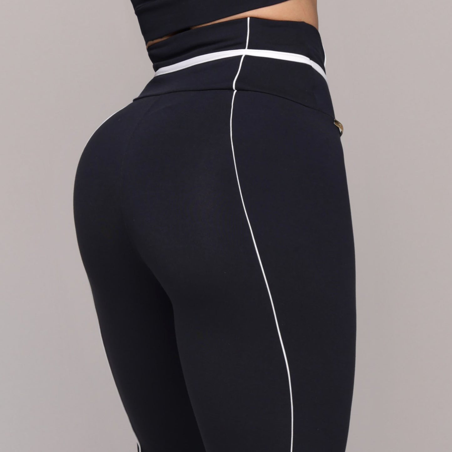 Legging de Compresión Negro & Blanco Brasileño Scrunch (5 Estrellas) & Crop Top Blanco