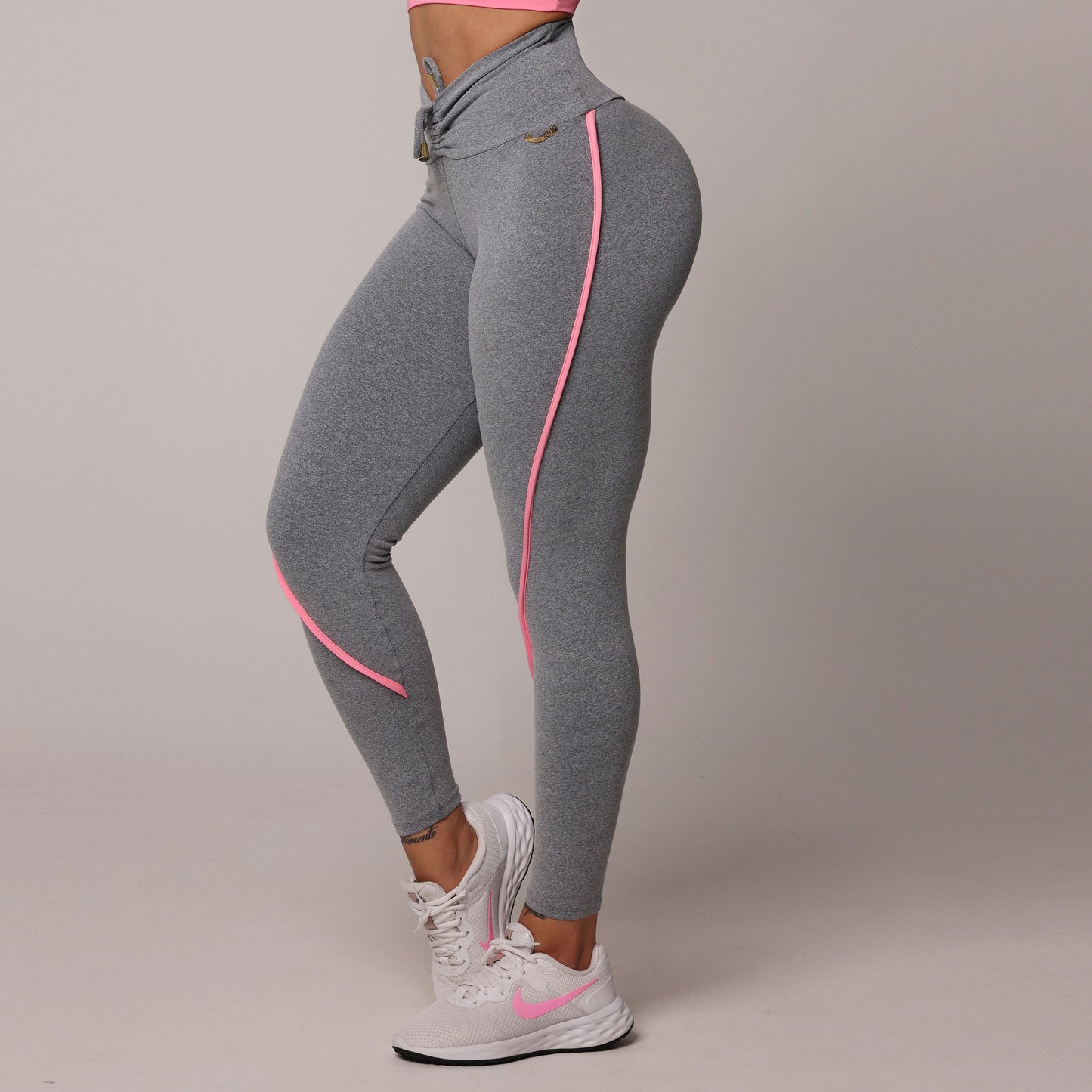 Legging de Compresión Gris & Rosa Brasileño Scrunch (5 Estrellas) & Crop Top
