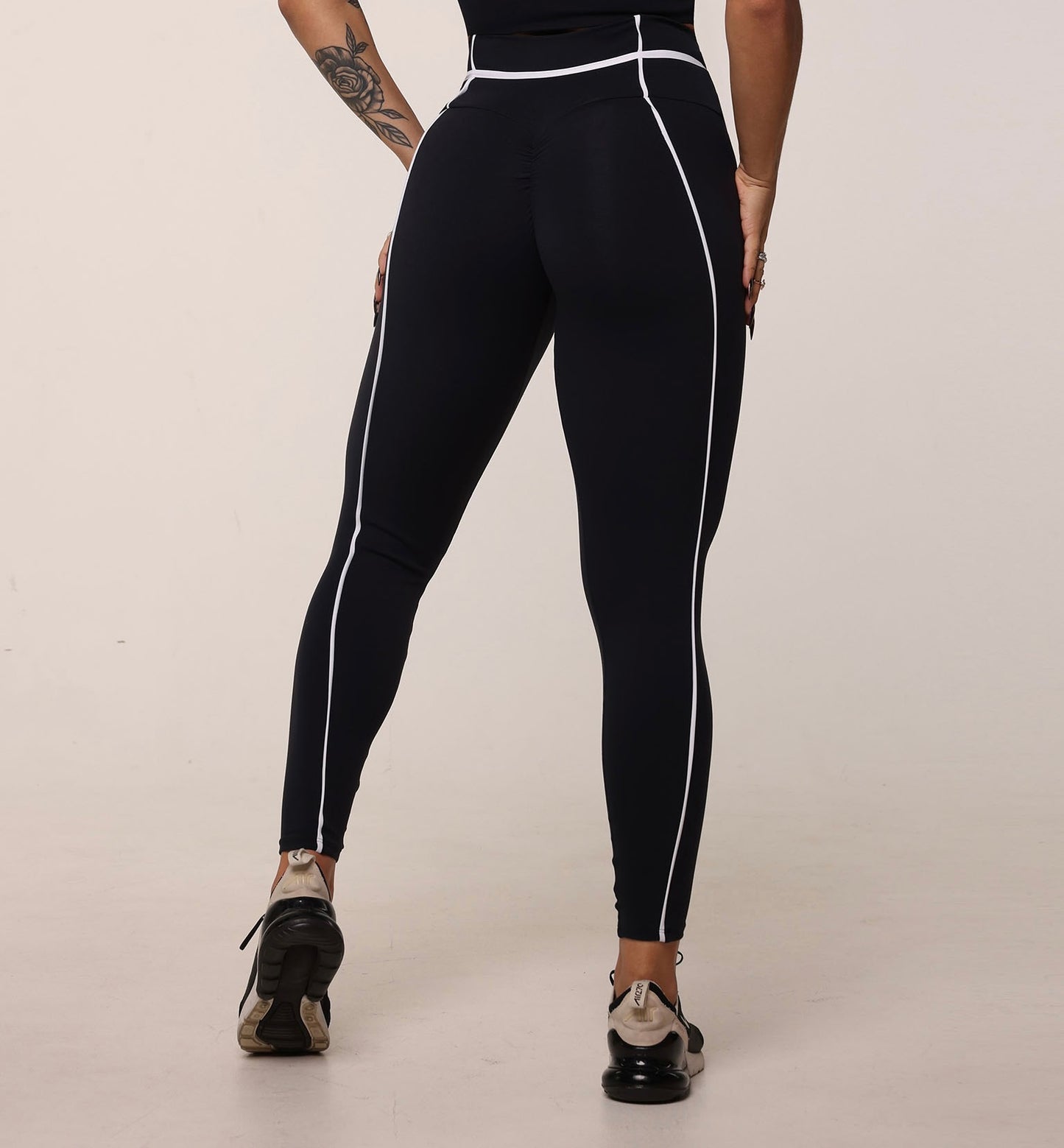 Black & White Legging de Compresión Brasileño Scrunch (5 Estrellas) & Crop Top
