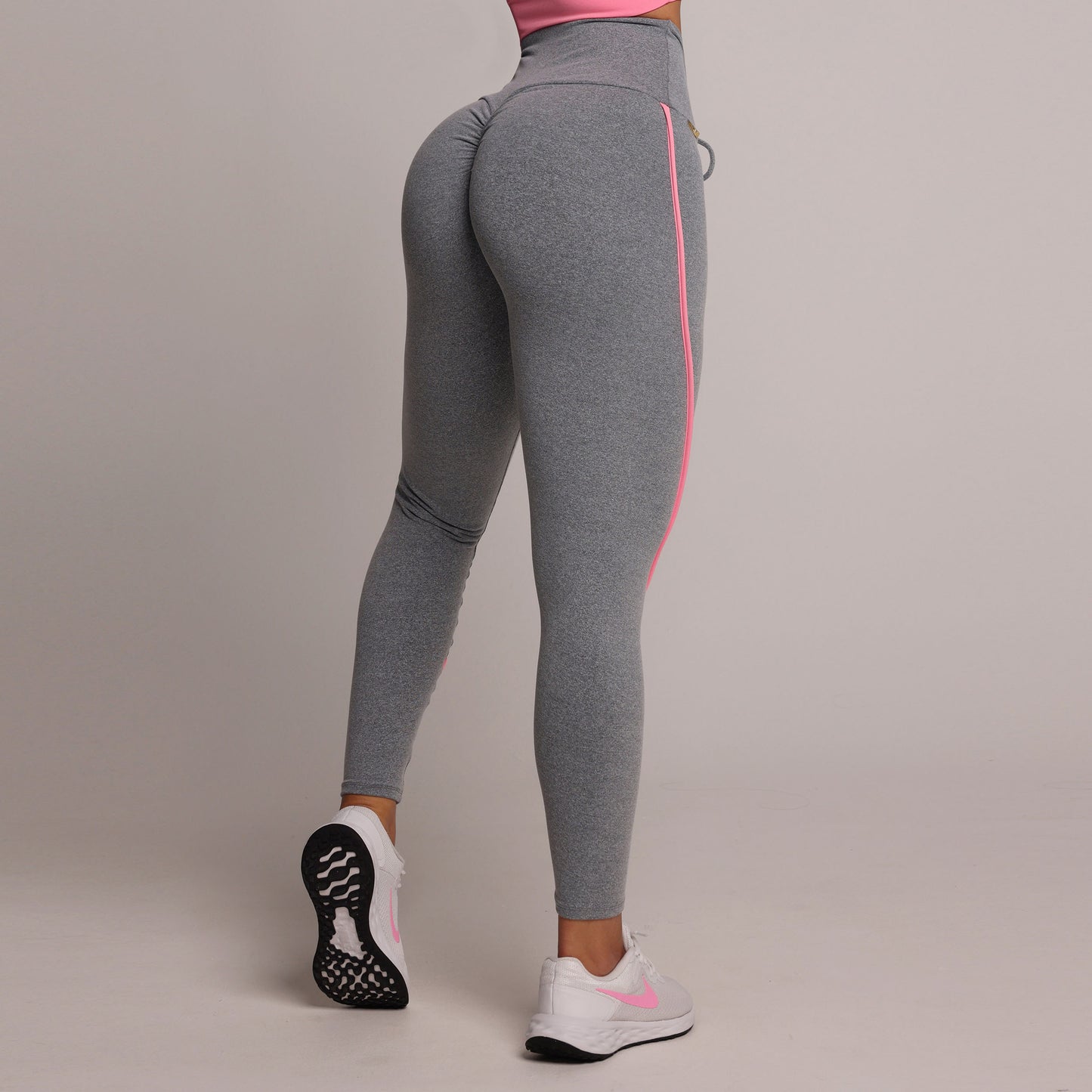 Legging de Compresión Gris & Rosa Brasileño Scrunch (5 Estrellas) & Crop Top