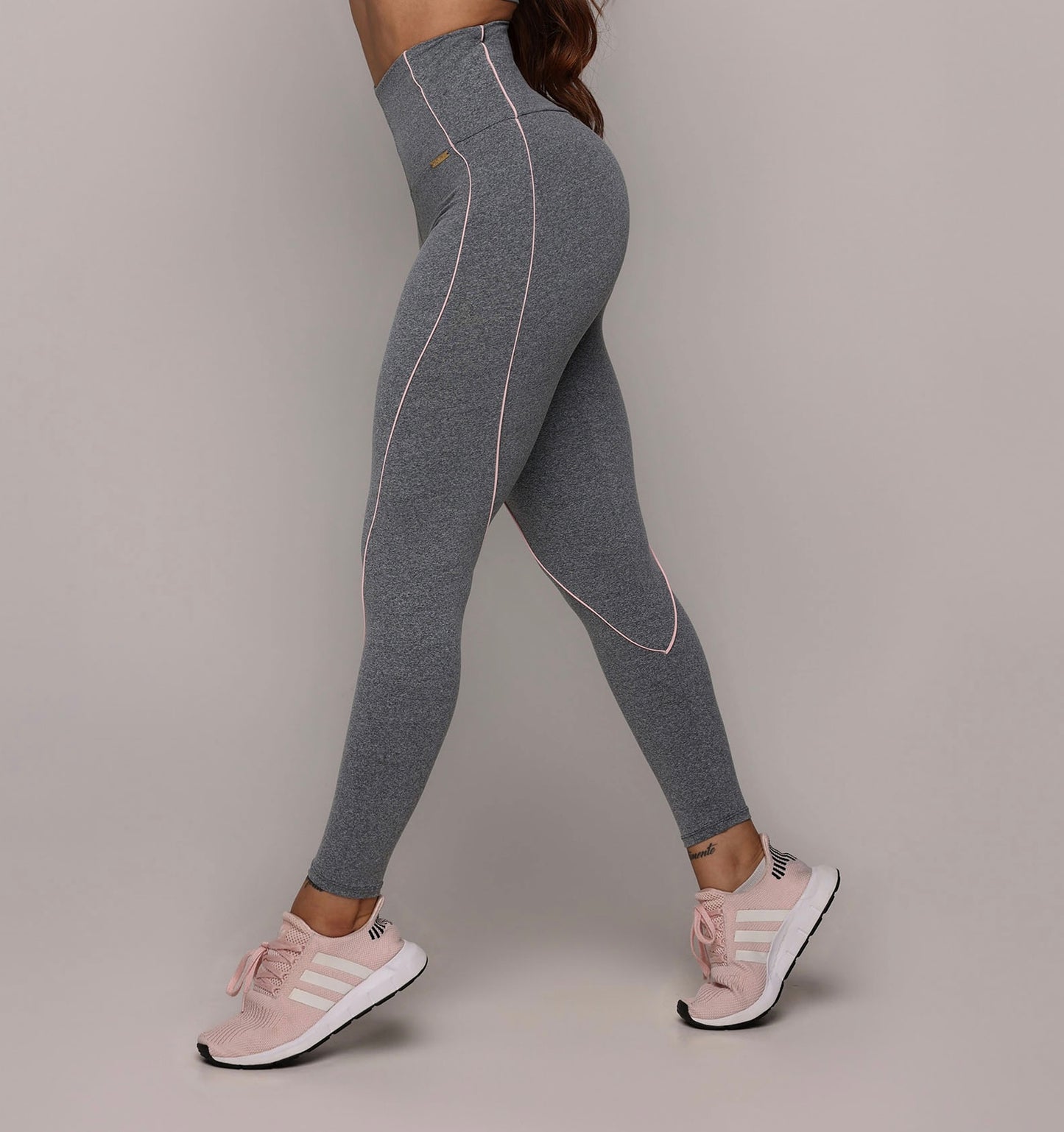 Legging de Compresión Gris & Rosa Brasileño Scrunch (5 Estrellas) & Crop Top