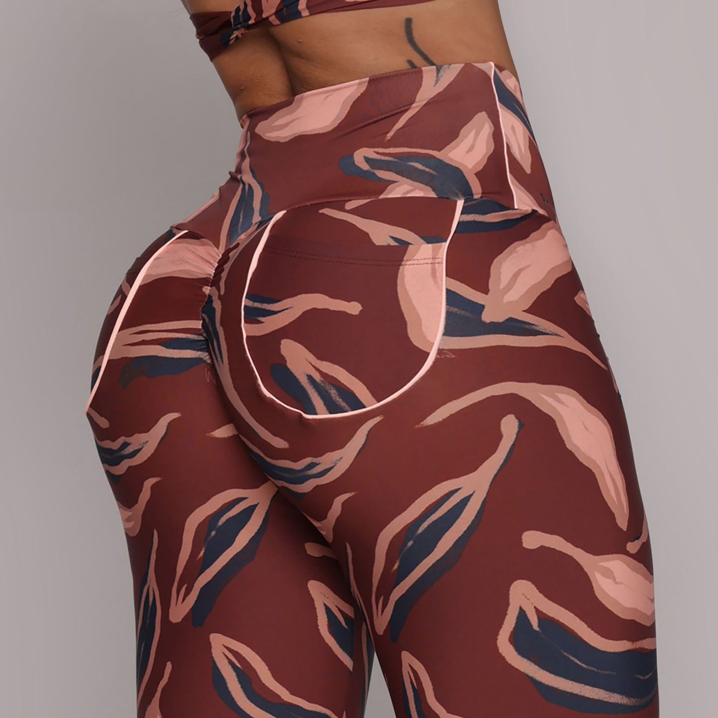 Amara Legging Brasileño Scrunch con Bolsillos & Crop Top