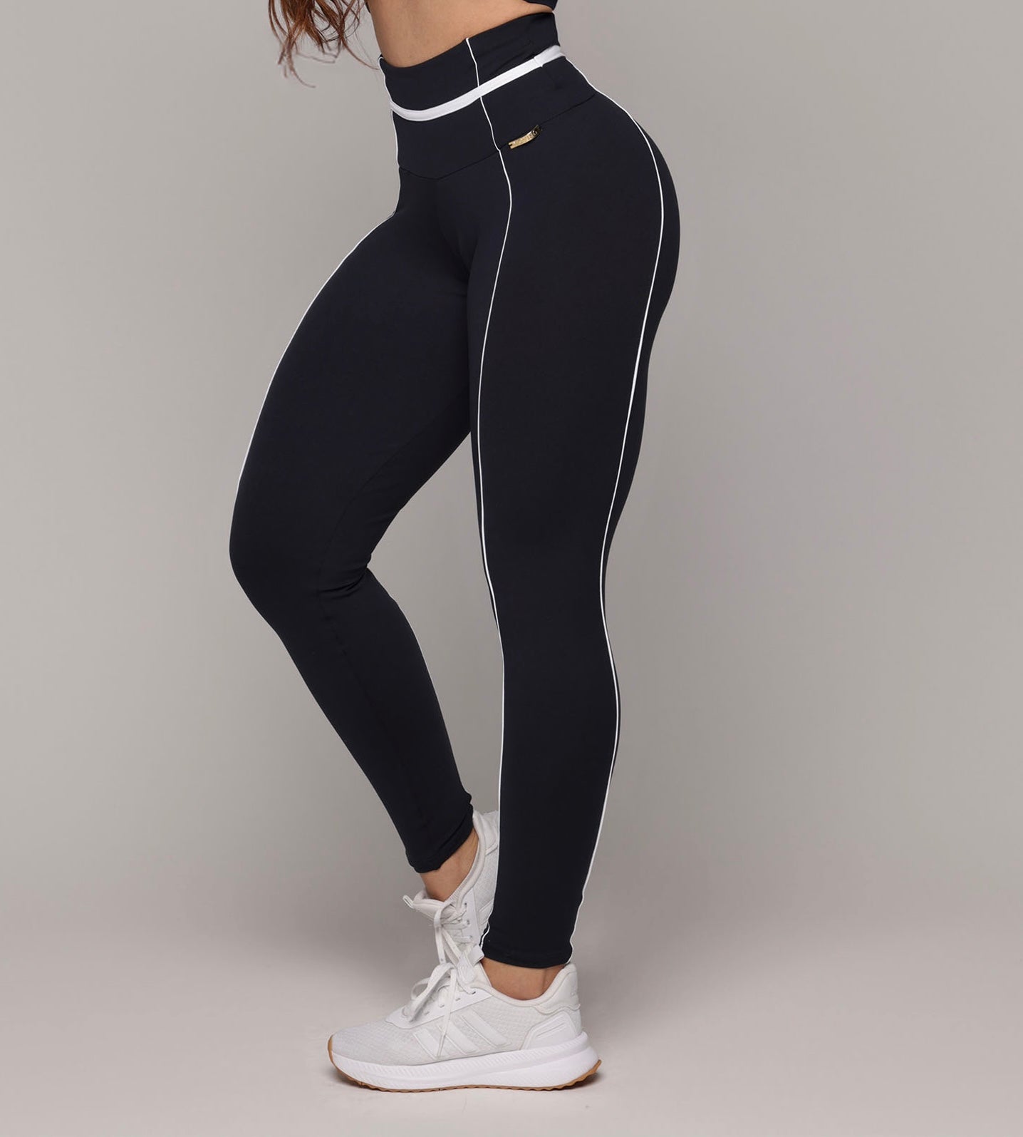 Legging de Compresión Negro & Blanco Brasileño Scrunch (5 Estrellas) & Crop Top Blanco