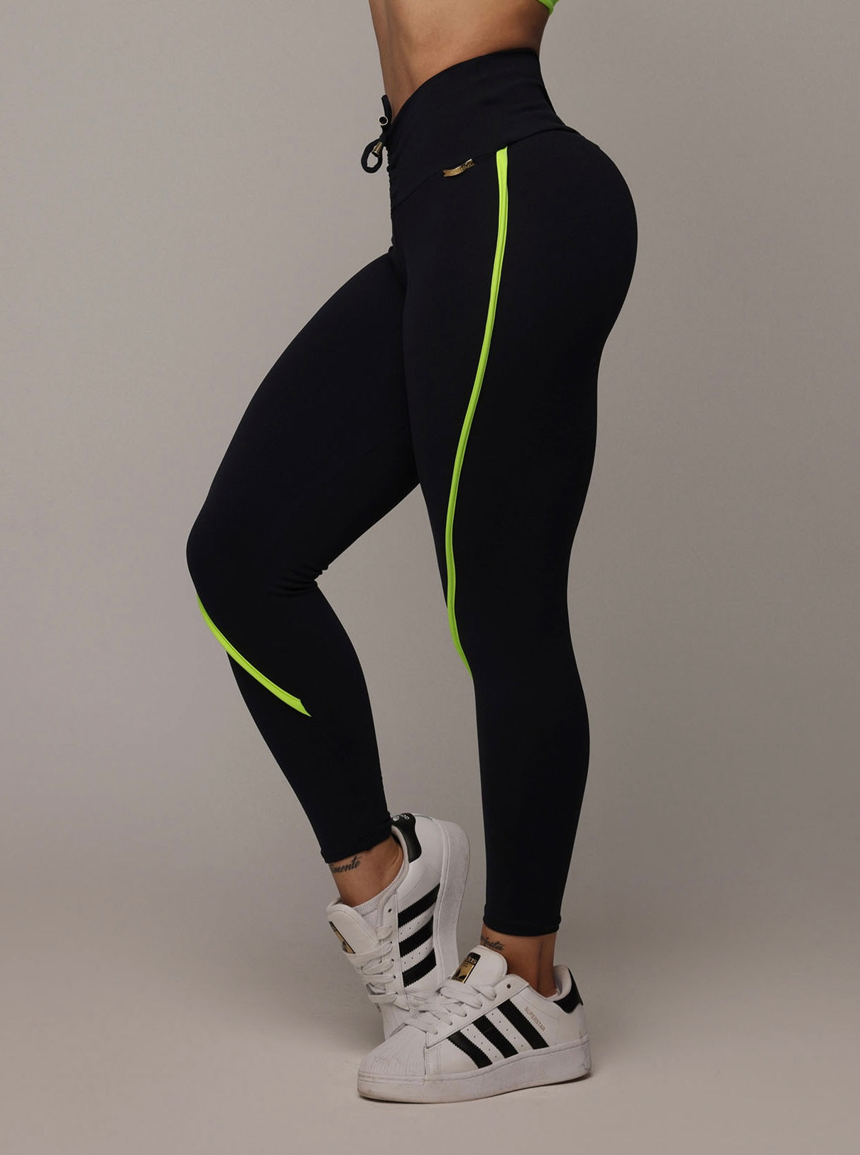 Legging de Compresión Brasileño Scrunch Negro y Verde Neón (5 Estrellas)