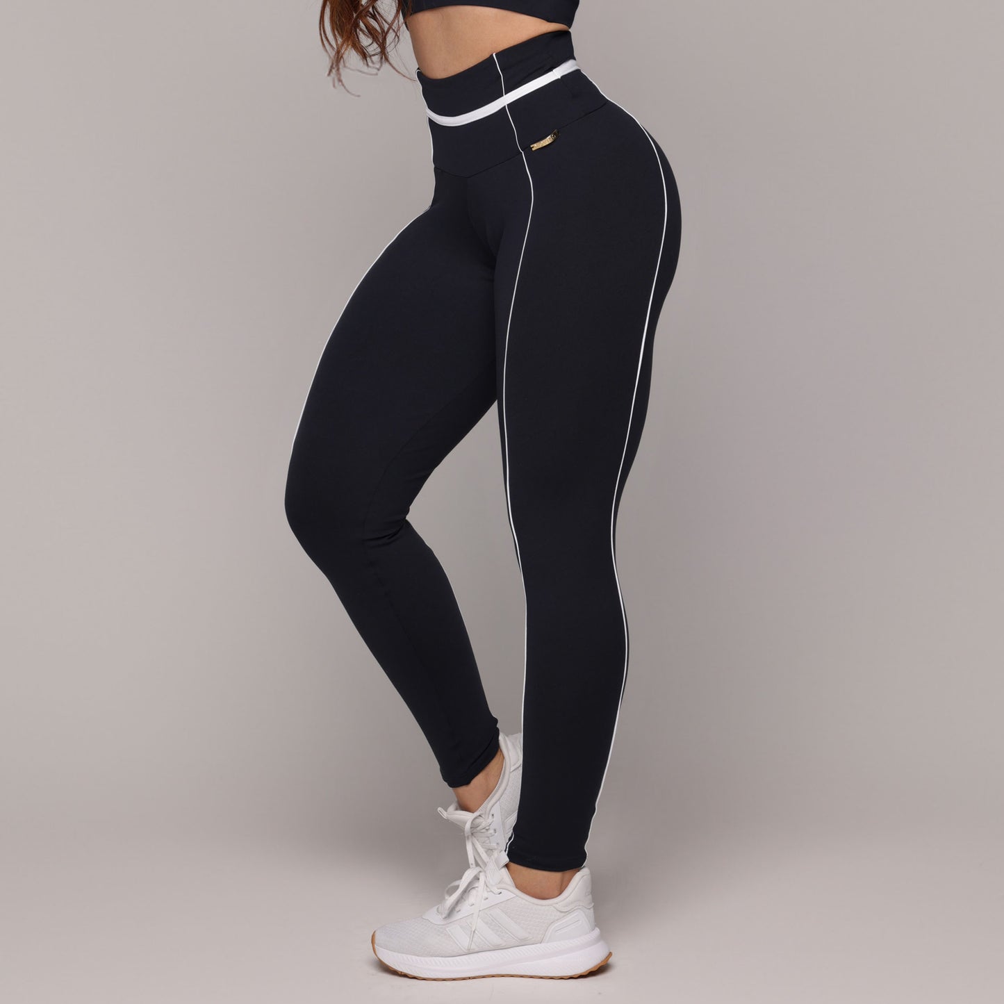 Legging de Compresión Negro & Blanco Brasileño Scrunch (5 Estrellas) & Crop Top Blanco
